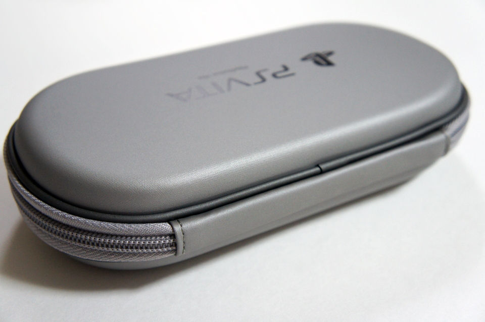 純正品 PlayStation Vita 本体 + ハードケース セット 純正品 PlayStation Vita 本体 + ハードケース セット 純正品