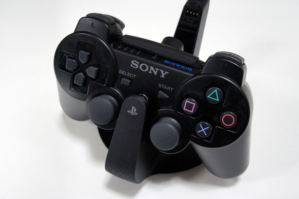 スタンド兼充電が可能なPS3「DUALSHOCK3 充電スタンド」レビュー
