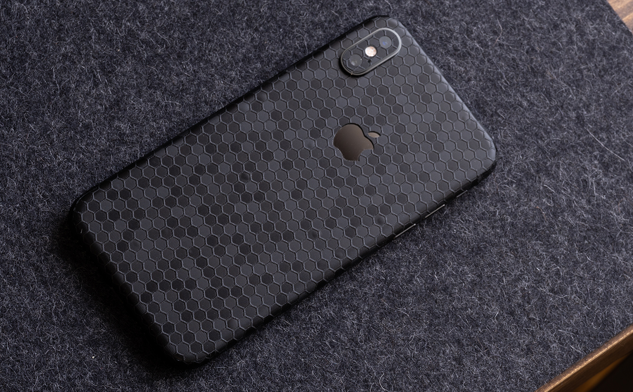 至極のiPhone XSケースを求めて ― 第5回：最小限の防御、スキン