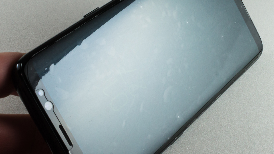 スプレーを使って全面ピッタリ保護な Samsung Galaxy S8用 保護