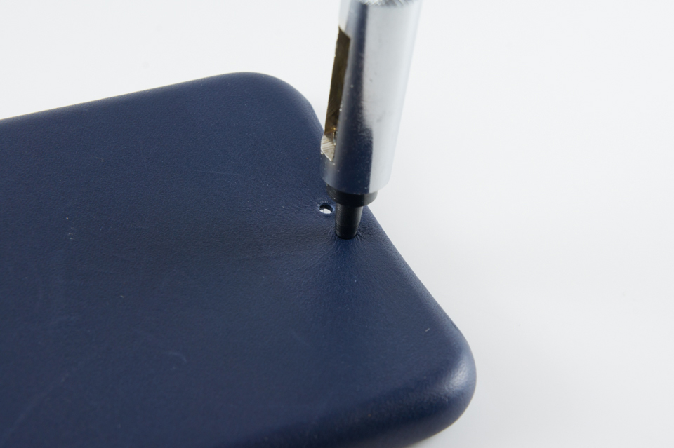 Apple純正 Iphone 6 Plus用レザーケースにストラップを付ける おshinoブ Apple純正 Iphone 6 Plus用レザーケースにストラップを付ける おshinoブ