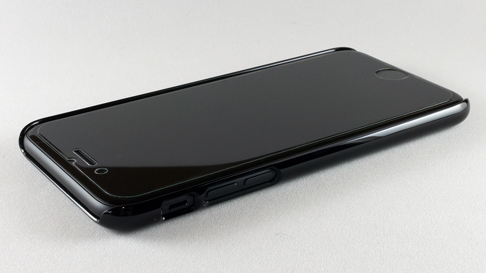 マットブラックとジェットブラックはケースで切り替えよう。Spigen