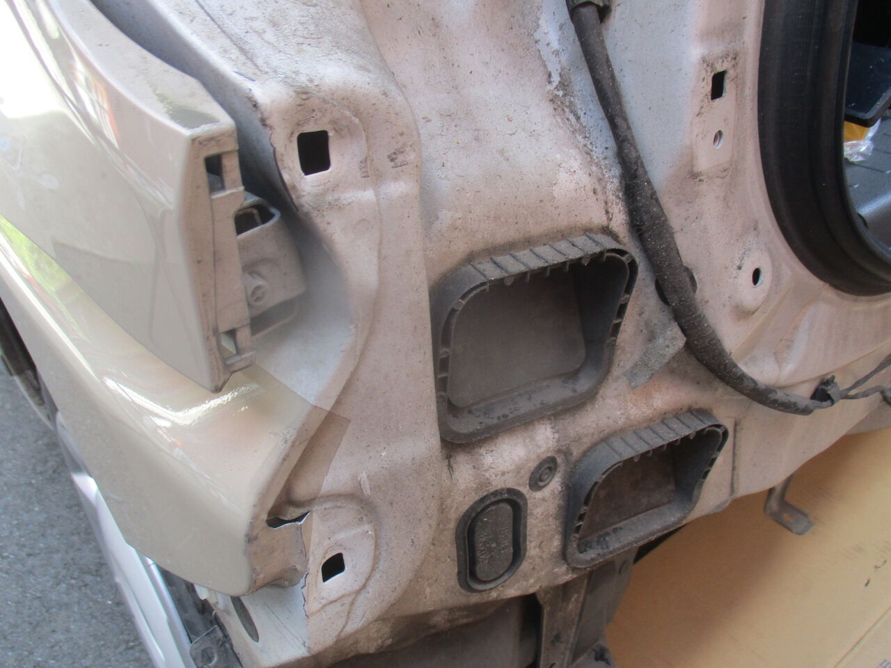 ダイハツ ムーヴキャンバス（LA800S）リアバンパー交換 : 新生