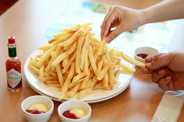 【絶句…】彼女と1個単位で注文できる唐揚げ屋へ。俺｢大きいから1人3個くらいでいいよな｣→唐揚げ6個きて彼女が自分の取り皿に5個取る…