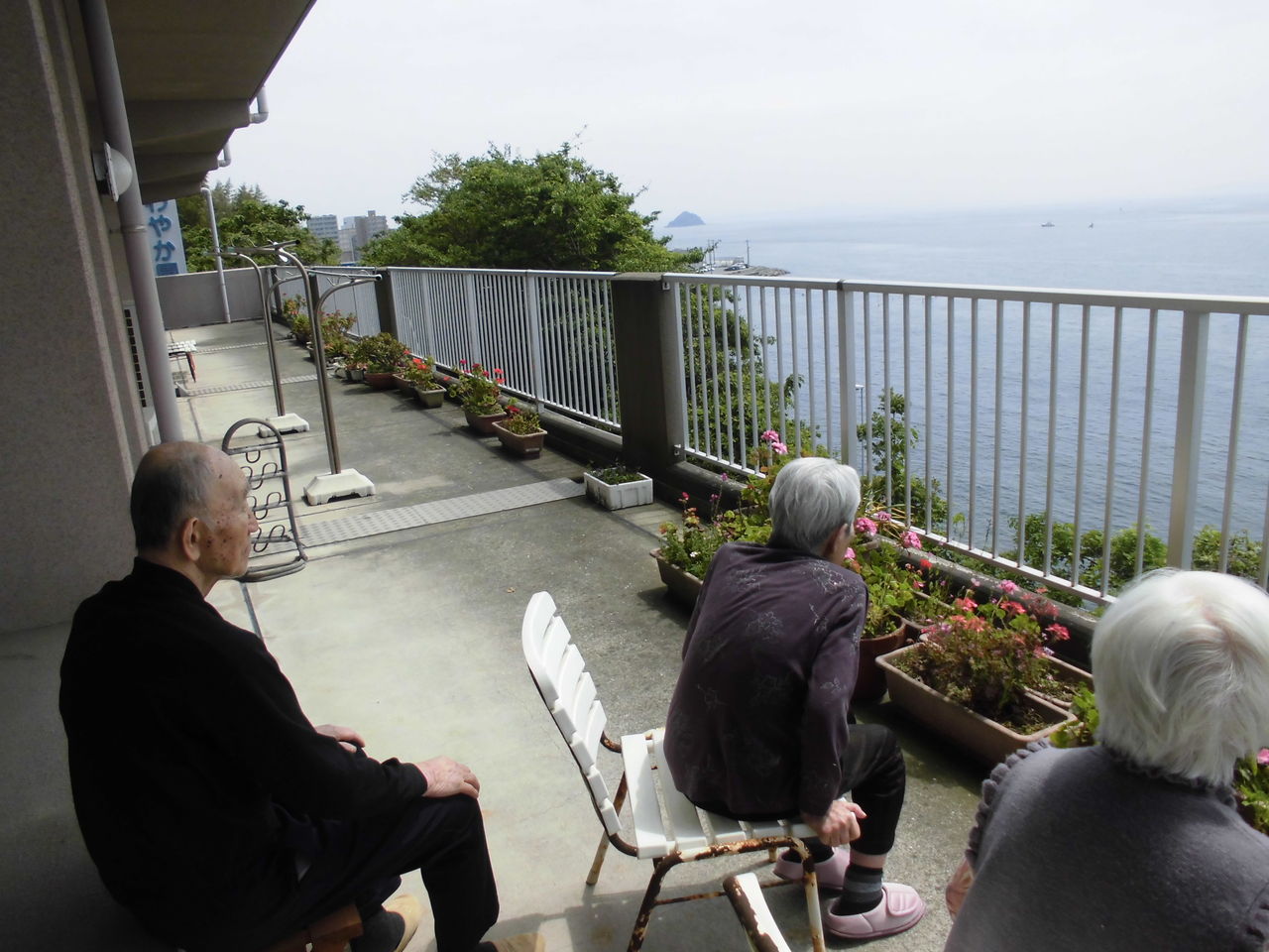 ベランダで日光浴 グループホーム昇陽館 さわやか 日記