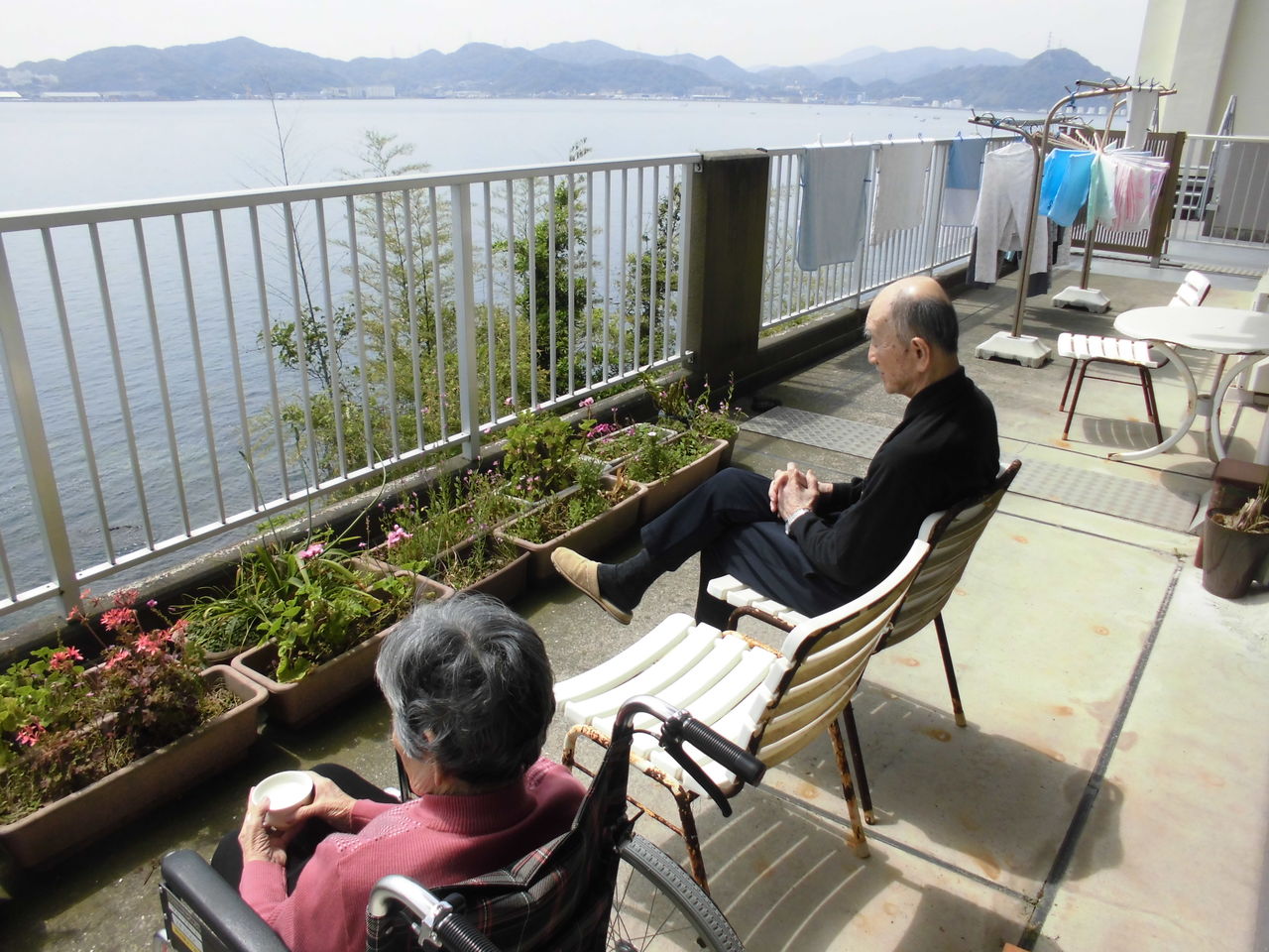 ベランダで日光浴 グループホーム昇陽館 さわやか 日記
