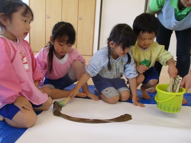 みんなで絵の具遊び じゃがいもを植えたよ だきしめこども園 さわやか 日記 みんなで絵の具遊び じゃがいもを植えたよ だきしめこども園 さわやか 日記