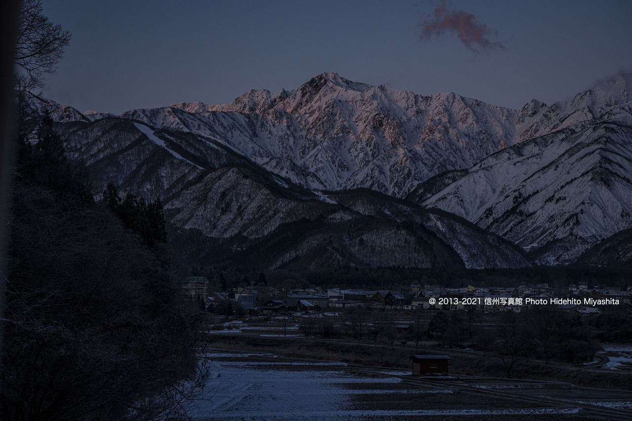 淡く染まる五竜岳_20211203-_DSC4138