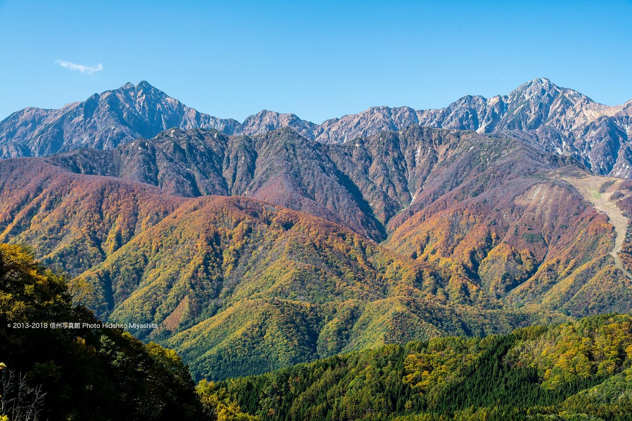 秋色に染まる里山