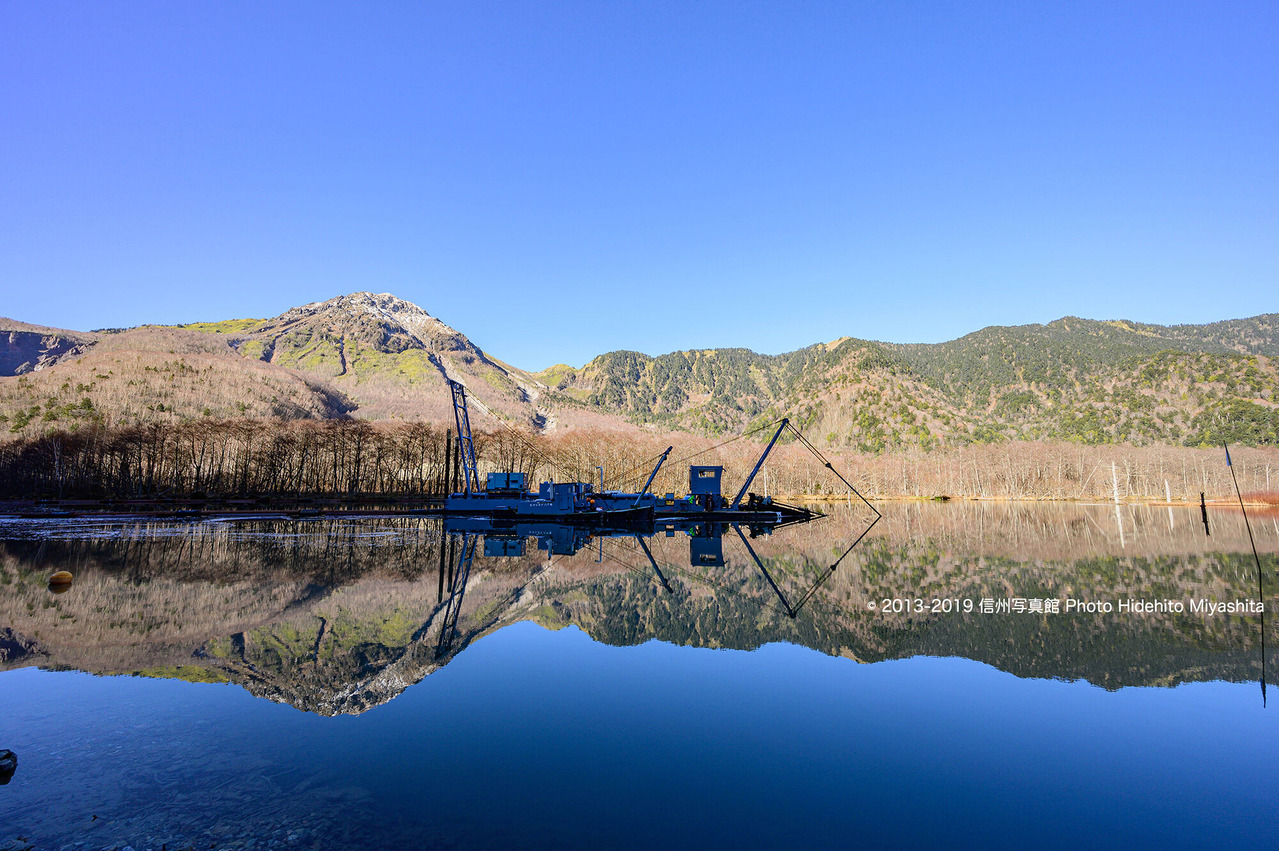 焼岳と浚渫船_20191123-DSC_7556