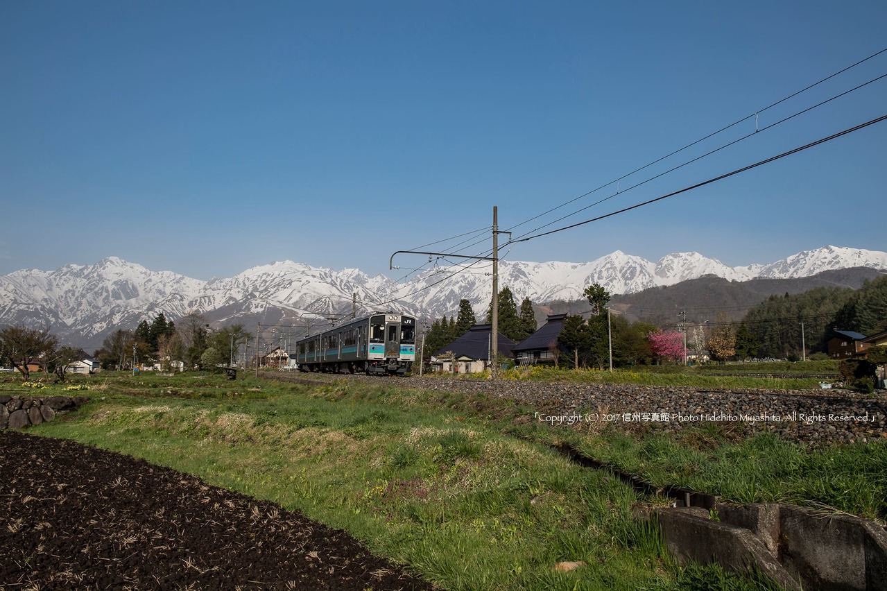 残雪の峰々と大糸線