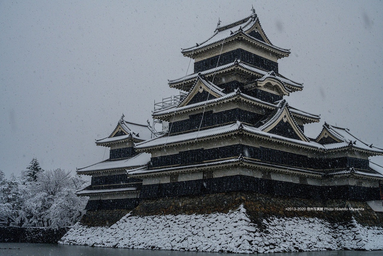 降りしきる雪
