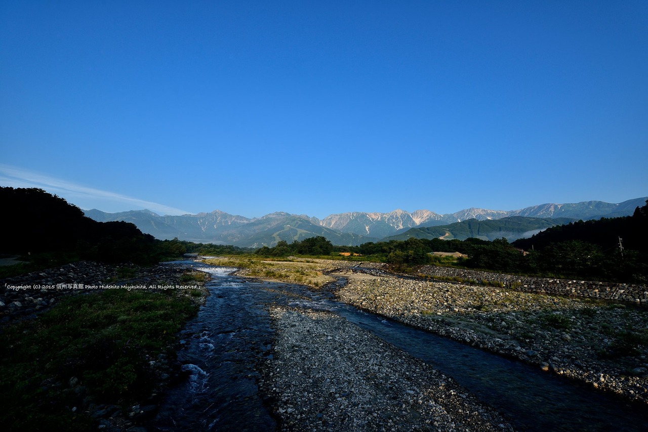 後立山連峰と清流