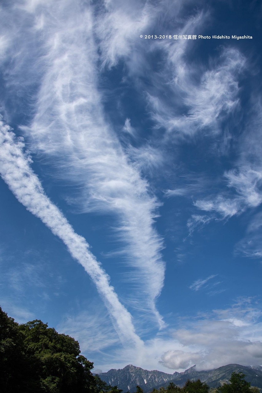 伸びるうねる雲