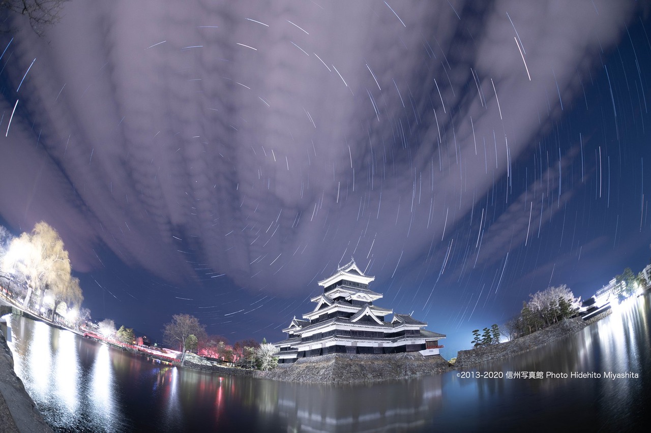 雲流れる夜の松本城
