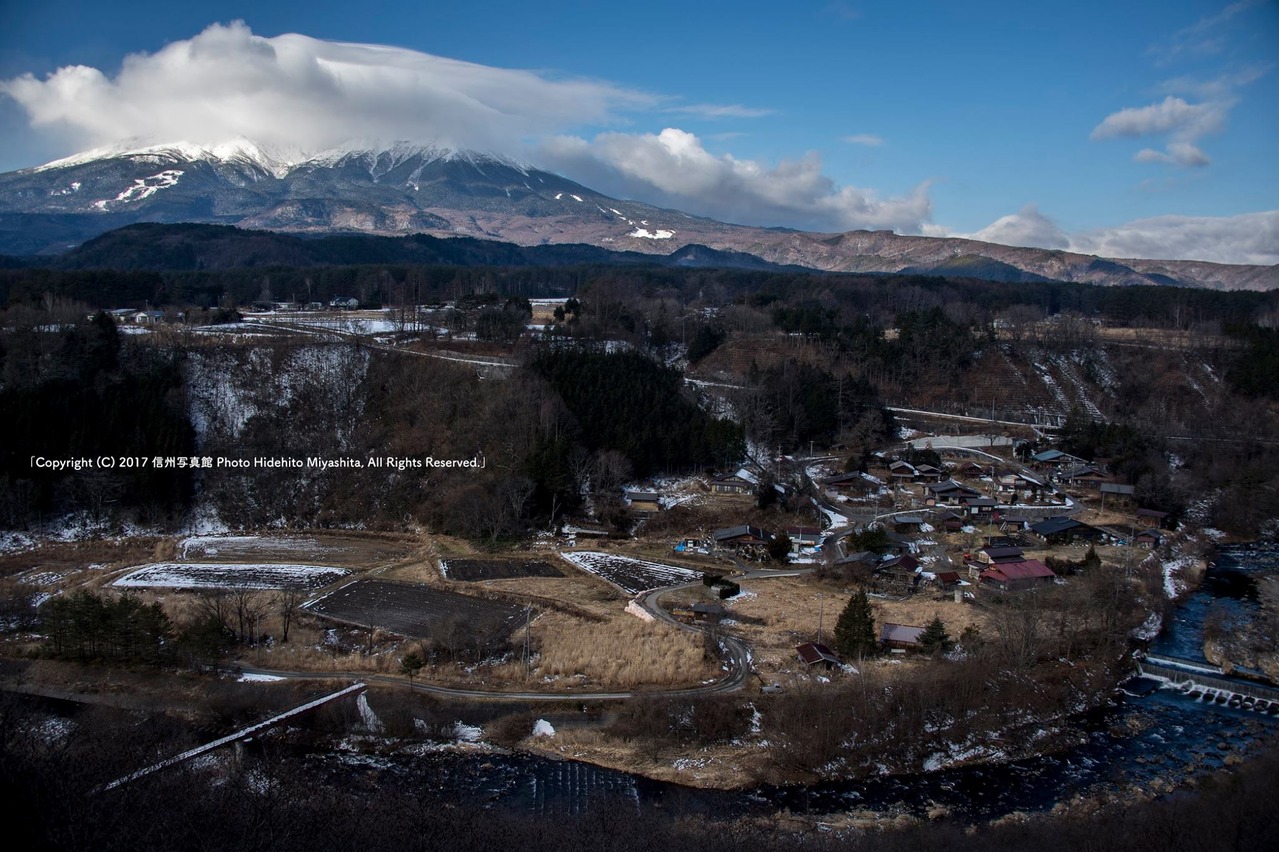 御嶽山に見守られ