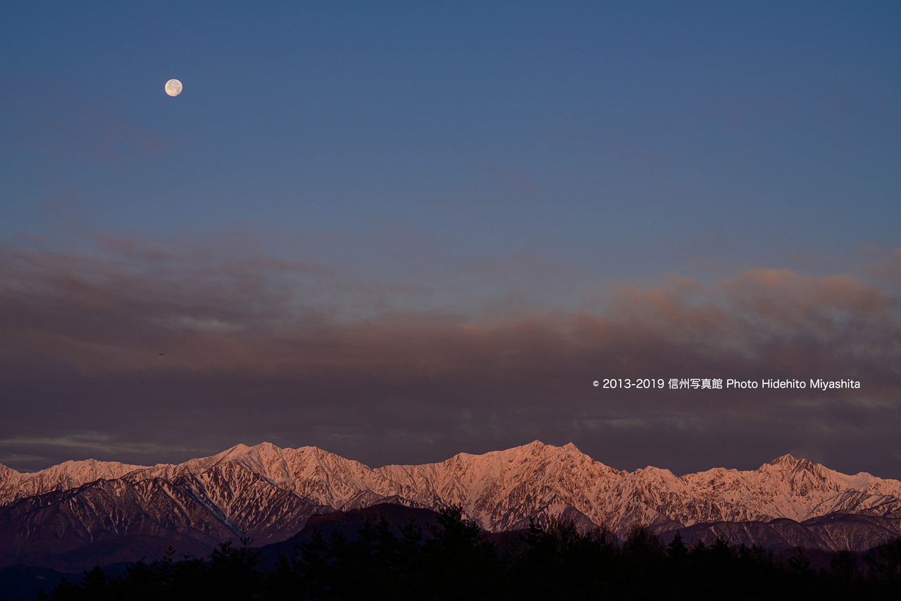 沈む月とモルゲンロートの仁科三山_20191214-_DSC4259