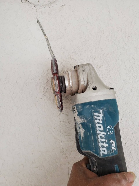 クラックU字カット