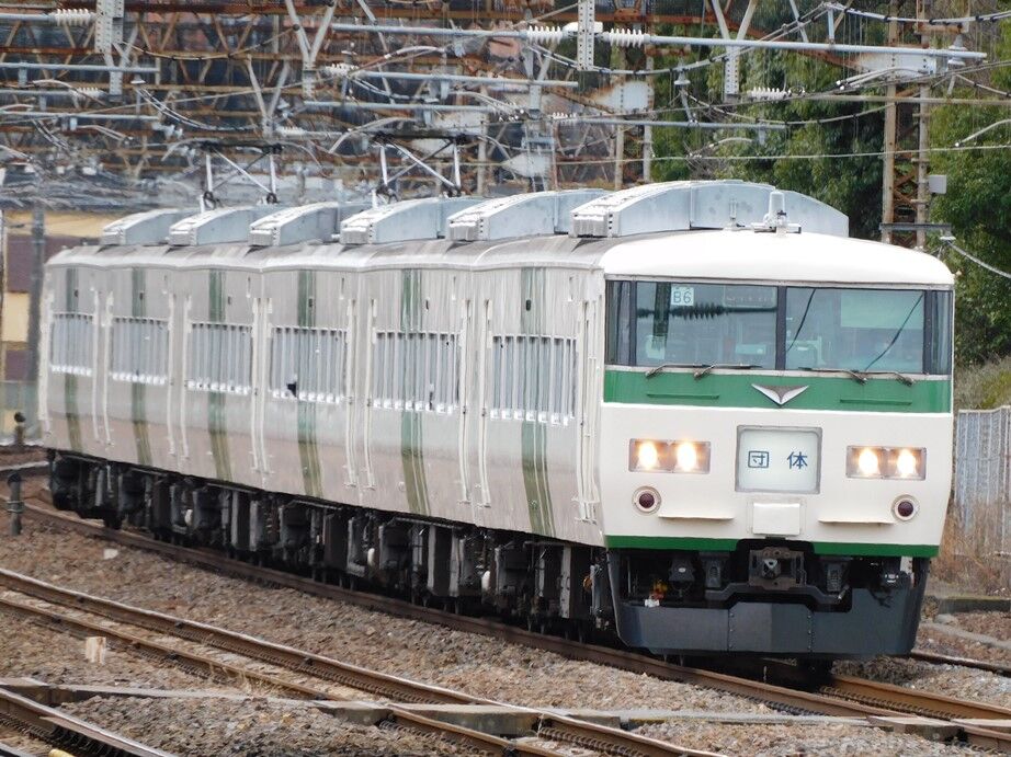 185系200番台オオB6編成（185系首都圏ぐるり）＋キヤE195系オク