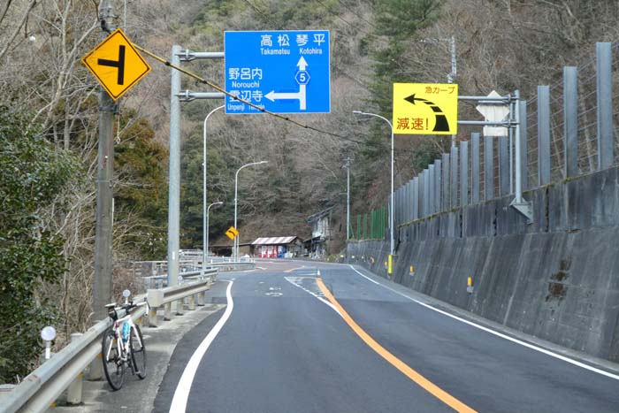 旧猪ノ鼻峠と林道増川線 1 吉野川のほとりから 旧猪ノ鼻峠と林道増川線 1 吉野川のほとりから