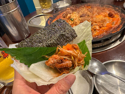 レタスに、韓国海苔、えごま、大根、チュクミ、もやし、とびこなどを自由に載せて楽しむ