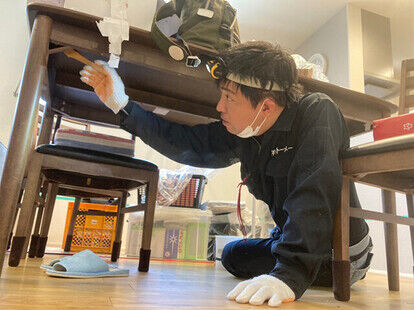 トコジラミの駆除業者による作業の様子。トコジラミが生息しそうな場所や、動線となるポイントに、プロ仕様の駆除剤をハケを使って丹念に塗り込んでいく（写真提供／有限会社トーメー）