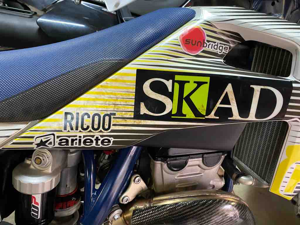 オフロードバイク シュラウドなどが汚れて落ちない汚れは アレでゴシゴシ Shinyo Mag シンヨ マグ