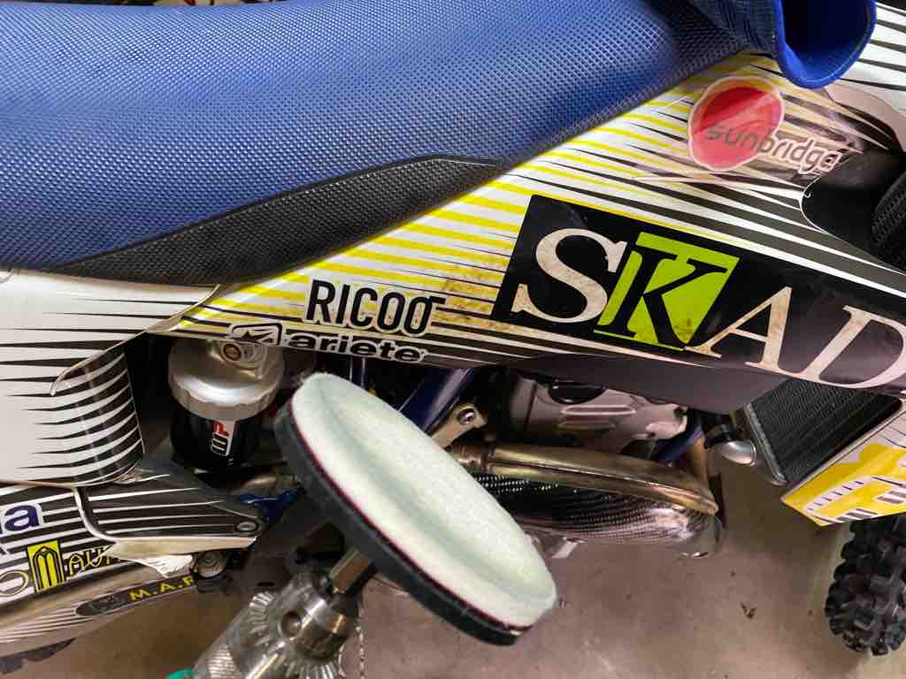 オフロードバイク シュラウドなどが汚れて落ちない汚れは アレでゴシゴシ Shinyo Mag シンヨ マグ