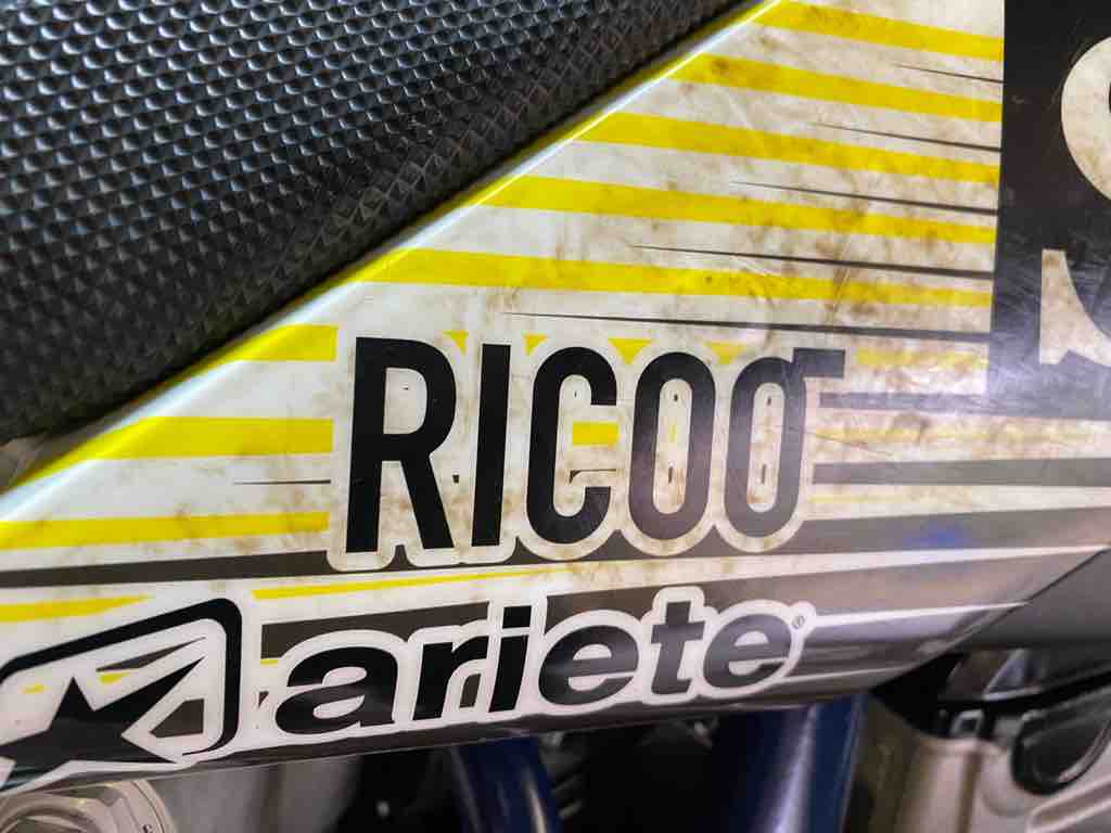 オフロードバイク シュラウドなどが汚れて落ちない汚れは アレでゴシゴシ Shinyo Mag シンヨ マグ