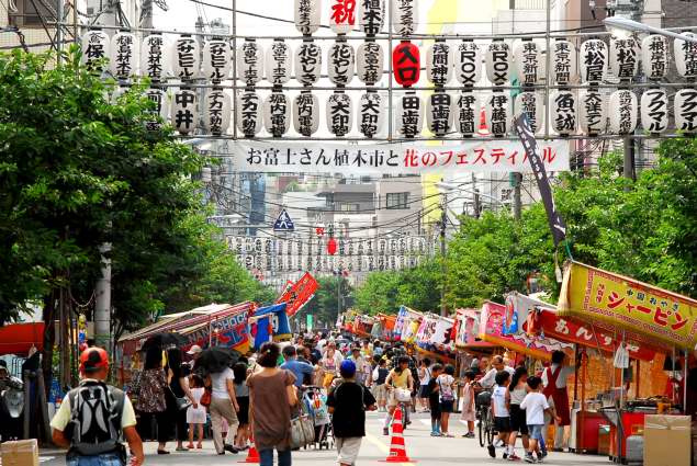 徒然 観音うらのしっぽな お富士さんの植木市 二の富士 一葉桜 小松橋通りの様子
