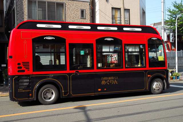 徒然 観音うらのしっぽな 一葉桜小松橋通りを行く循環バス めぐりん