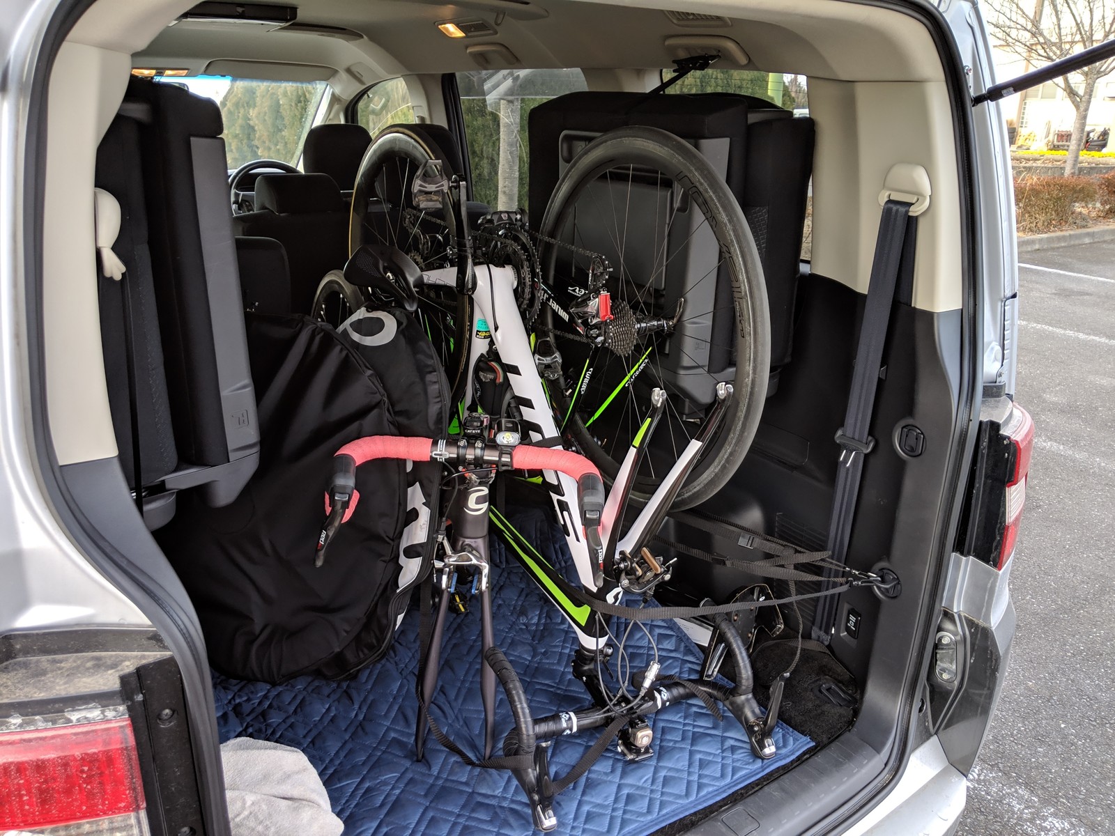 デリカd 5 車内にロードバイクを3台積載し 3名乗車は可能か検証してみた トランポ 疾風迅雷