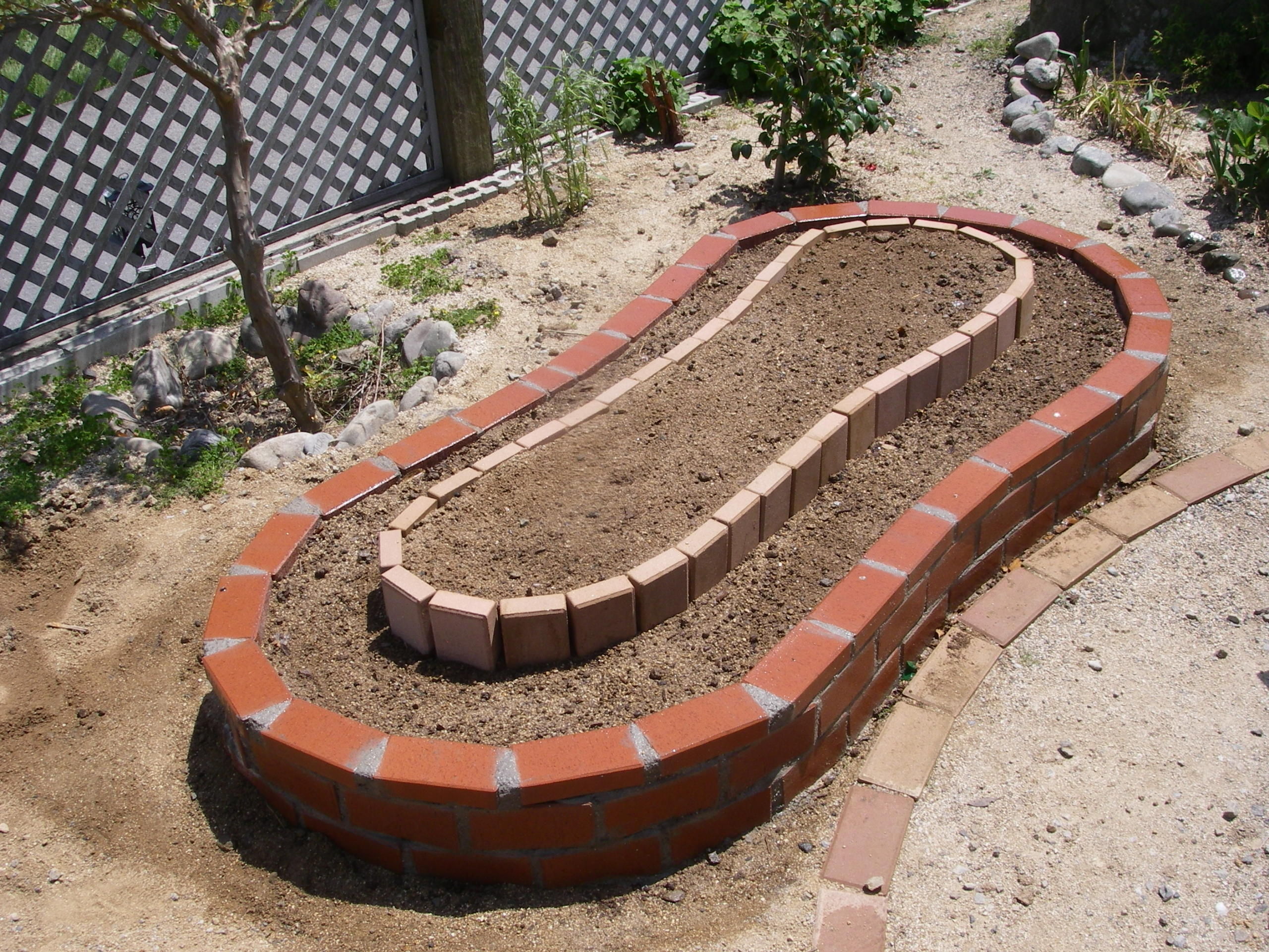 レンガの花壇を造る 三日目 田舎暮らし 煙樹ヶ浜 えんじゅがはま だより