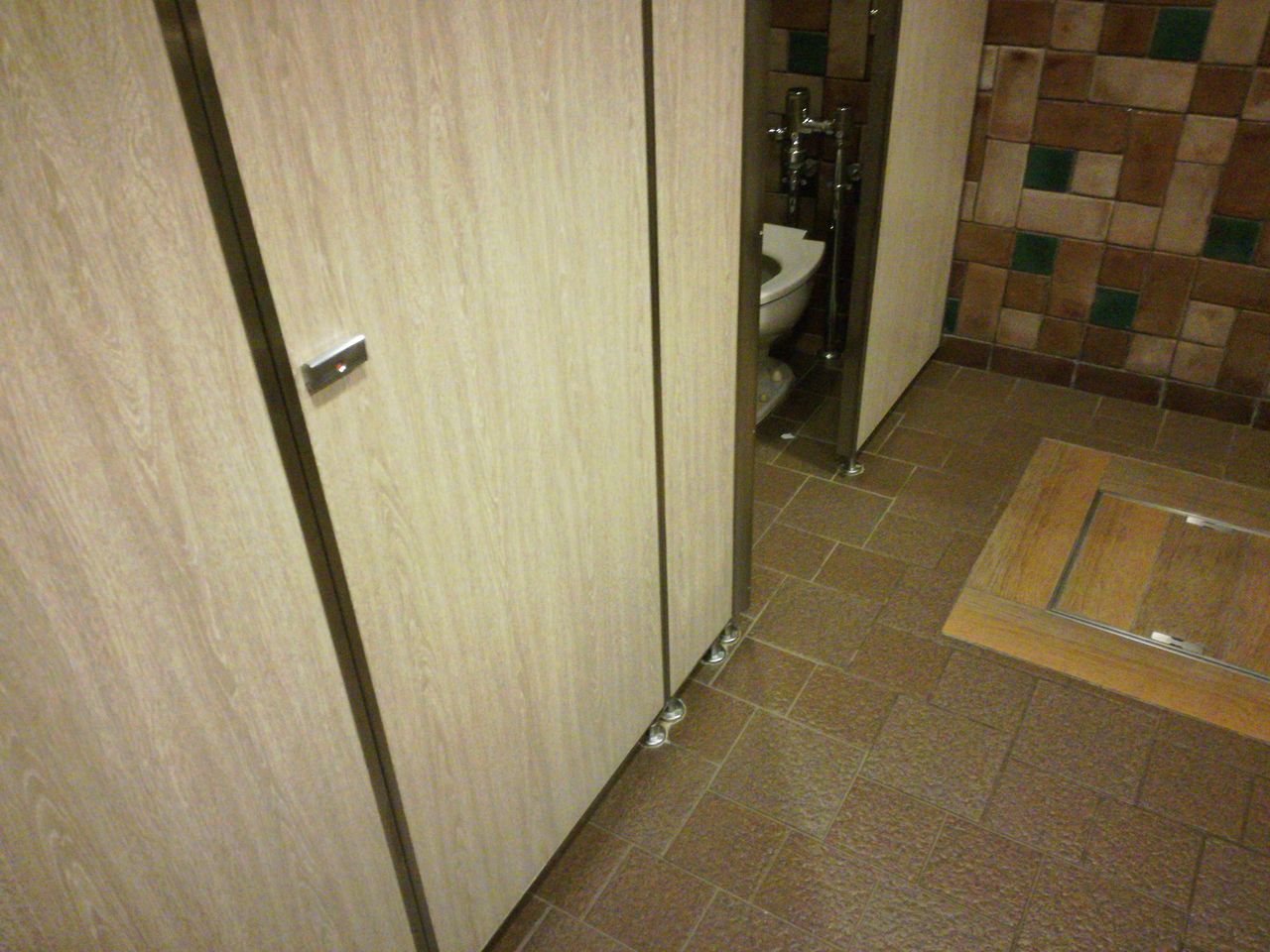 ディズニーランドトイレ盗撮 