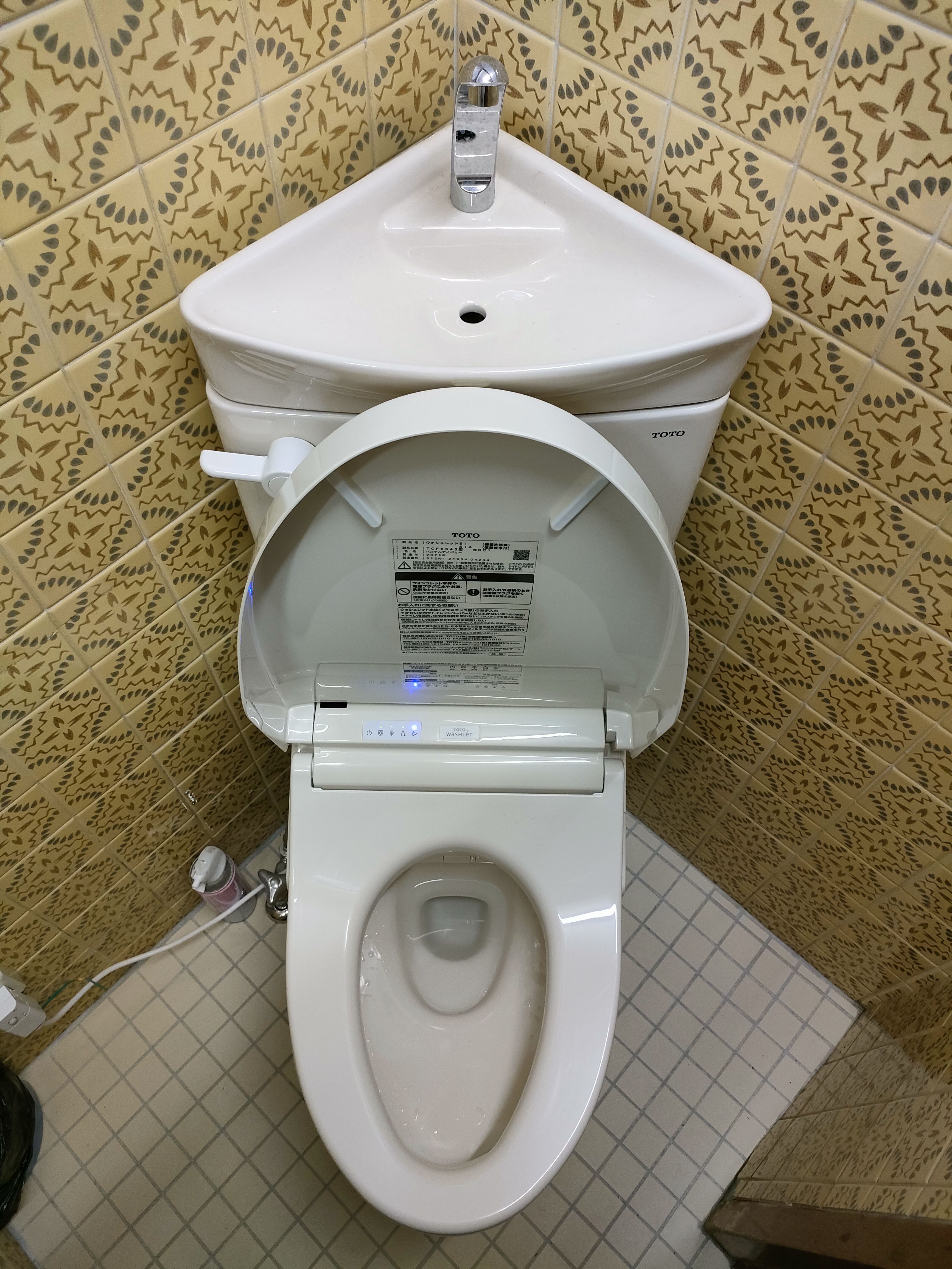 陶器便器です。珍しいコレクションです。 西浦製陶のアンティークトイレ