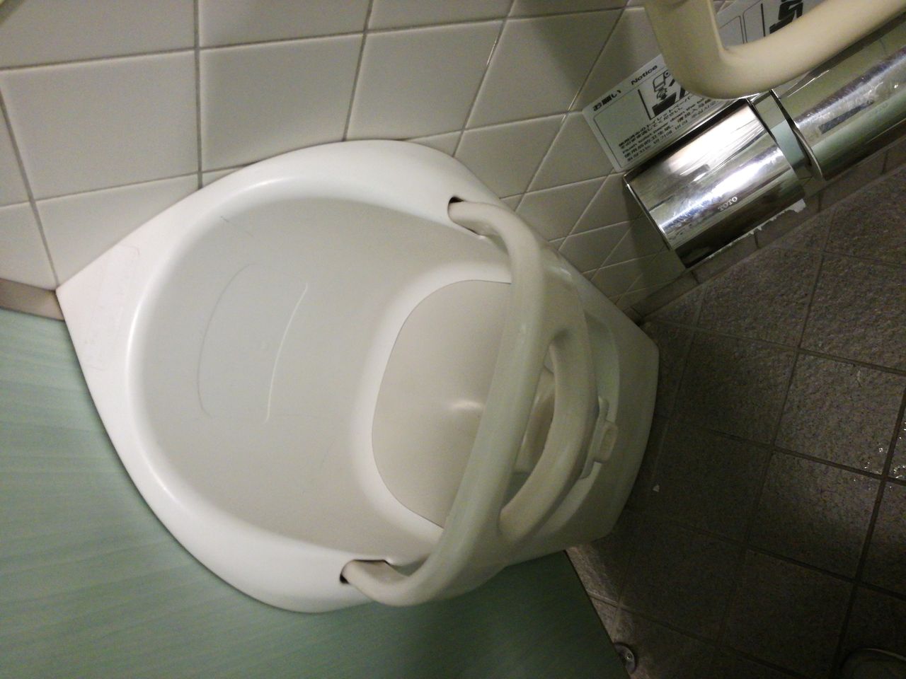 ディズニーランドトイレ盗撮 