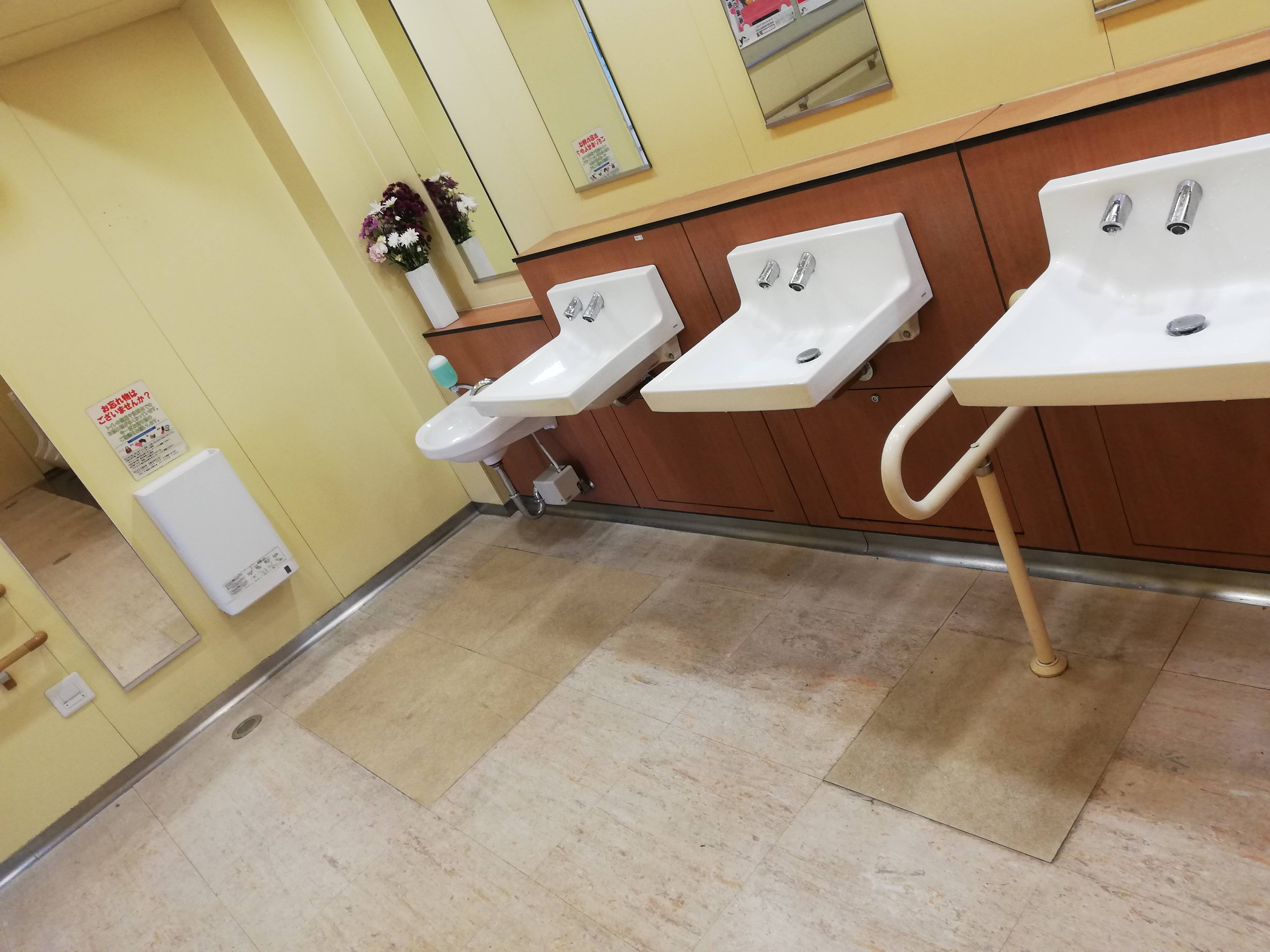 狭山パーキングエリア Shirokuma Bihitasu的トイレガイド ᴥ