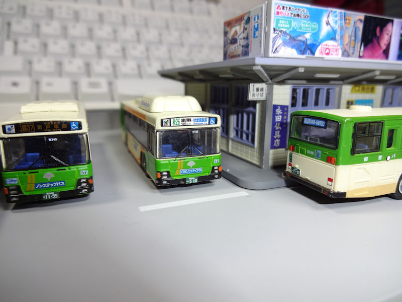 N1111-02★TOMYTEC 建物コレクション 駅前/ バス等6点 ジオコレ】建物コレクション「バスの駅」 : シロクマ市交通局