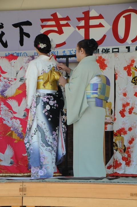 着物着付けショー2