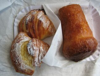 ナポリの名物菓子 スフォリアテッラ と ババ ミラノ駐在ブログ