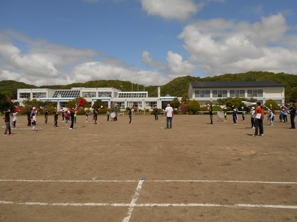 盛り上がる応援合戦 平取町立紫雲古津小学校