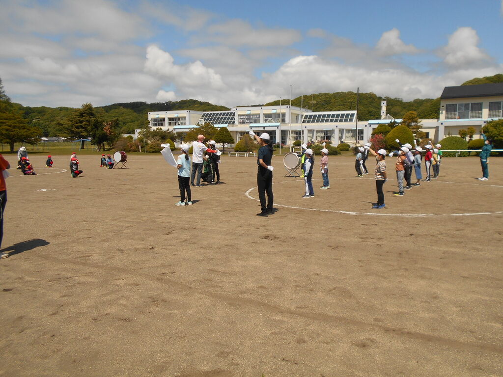 盛り上がる応援合戦 平取町立紫雲古津小学校