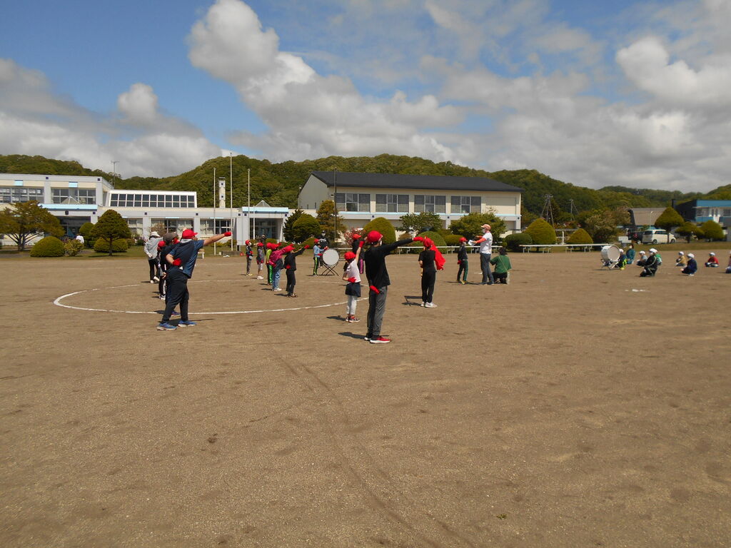 盛り上がる応援合戦 平取町立紫雲古津小学校