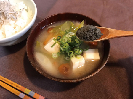 味噌汁にごまの素