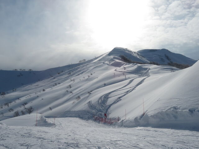 リフトを使って新雪滑走を楽しむ アライオフピステチャレンジ インターアルペン リフトを使って新雪滑走を楽しむ アライオフピステチャレンジ インターアルペン