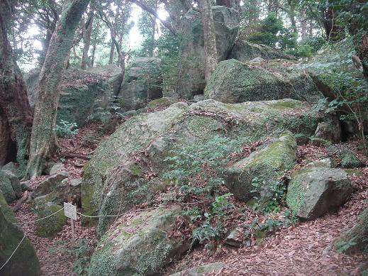 巨石群がある古代祭祀跡 パワースポットとして人気 阿波々神社 あわわじんじゃ の磐座 いわくら 静岡県掛川市東山 粟ヶ岳山頂付近 静岡県の遺跡 古墳 城跡ガイド