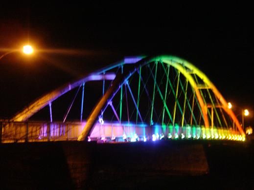 虹色に輝くレインボーブリッジ 「ふれあい大橋 ライトアップ」 軽便
