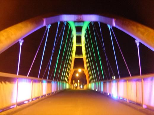 虹色に輝くレインボーブリッジ 「ふれあい大橋 ライトアップ」 軽便