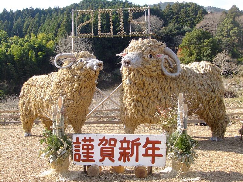 大人気のジャンボ干支 巨大な羊の前で記念写真 15年 未 ひつじ 静岡県島田市 旧榛原郡金谷町 大代 県道81号沿い 00shizuoka静岡観光おでかけガイド