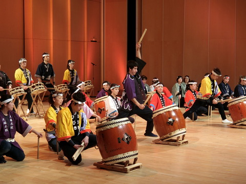 旅行中のカップルが訪れた場所と交流し、その映像は素晴らしい